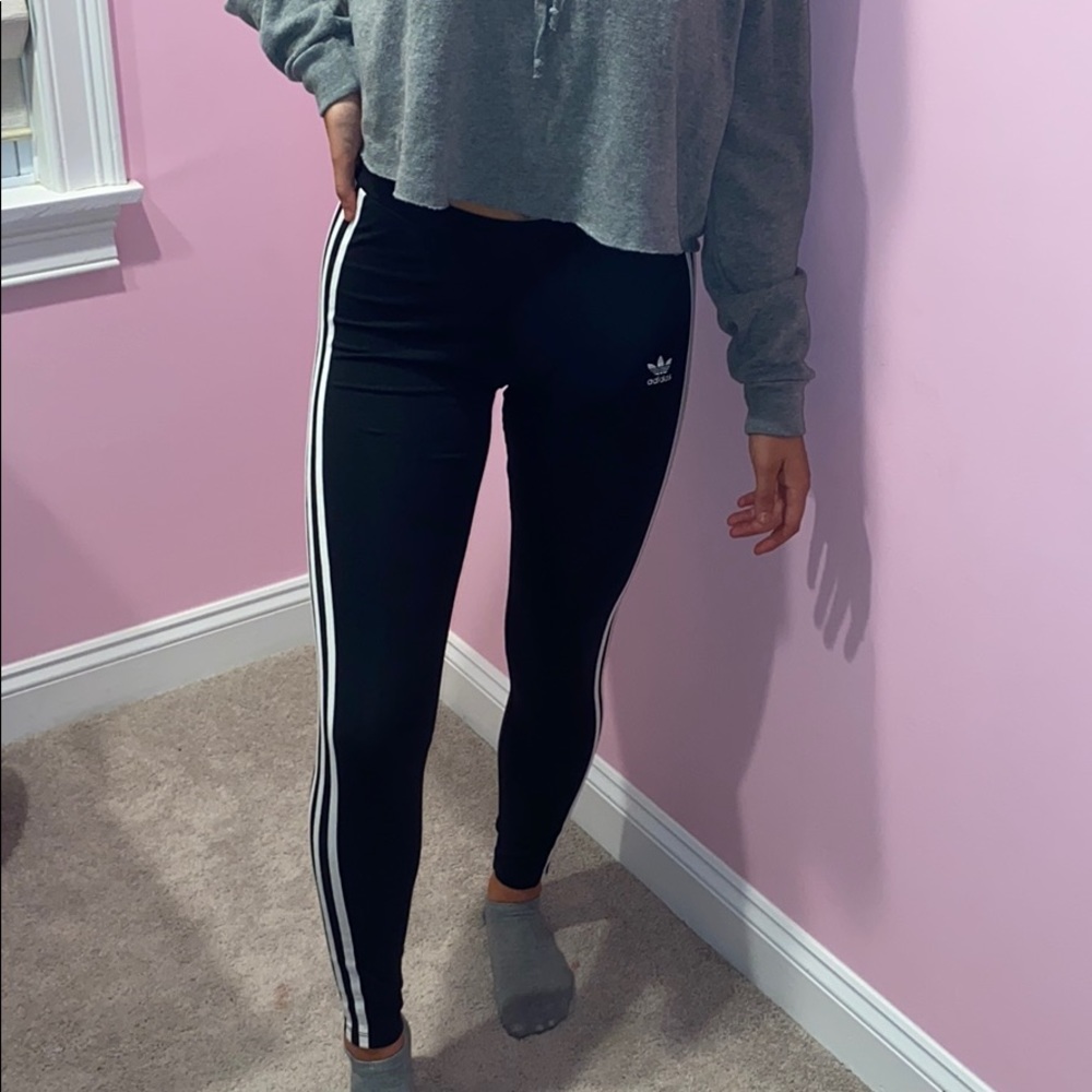 Adidas Three Stripe Leggings!! 🖤🤍